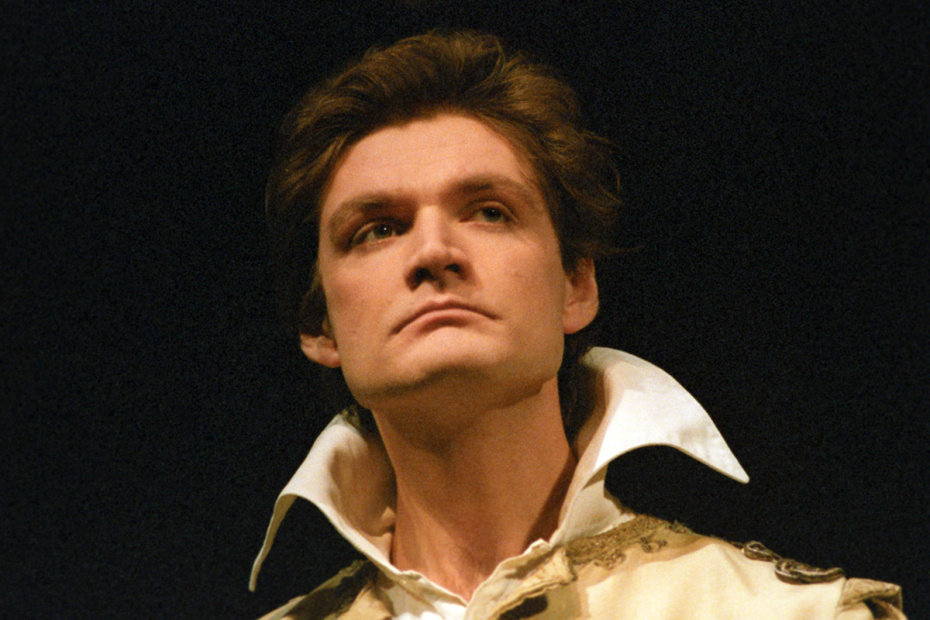 Владимир Симонов в сцене из спектакля Жан-Батиста Мольера ‭«Тартюф». Московский художественный академический театр имени М. Горького