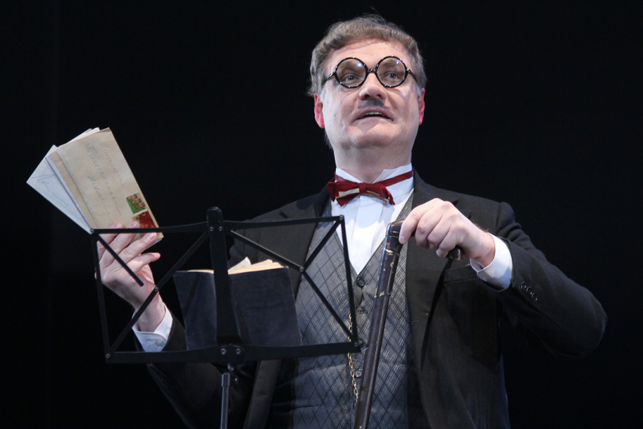 Актер Владимир Симонов в сцене из спектакля ‭«Ветер в тополях». Государственный академический театр им. Вахтангова, режиссер Римас Туминас