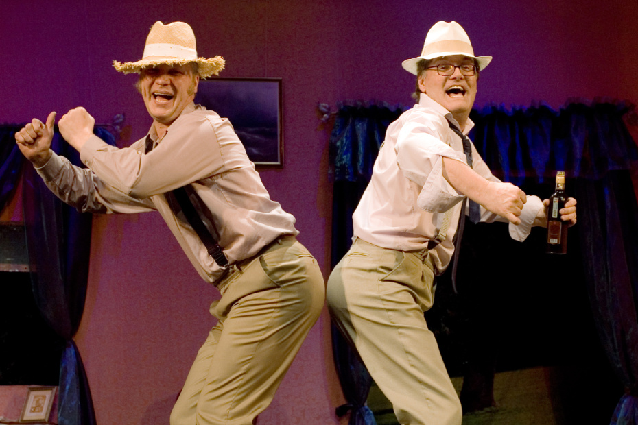 Анатолий Журавлев и Владимир Симонов (слева направо) в сцене из спектакля ‭«Призрак на цыпочках» режиссера Александра Горбаня