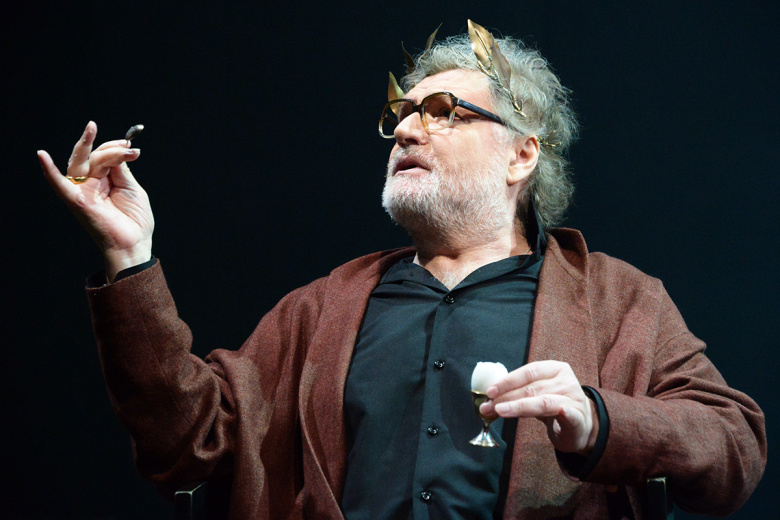 Владимир Симонов в театральной постановке ‭«Ромул Великий», Государственный академический театр им. Вахтангова, режиссер Уланбек Баялиев