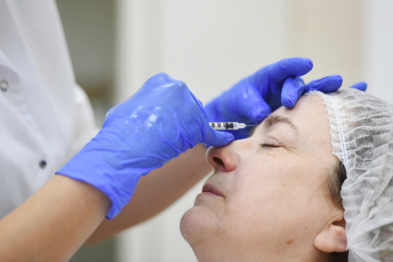 Женщина на приеме у косметолога