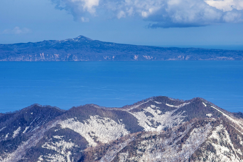 Вид на Курильские острова из национального парка Сиретоко в Японии