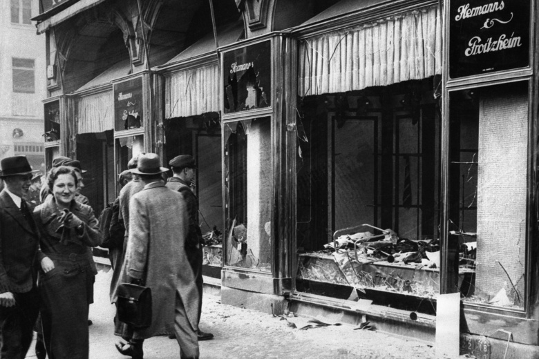 Разбитая витрина еврейского магазина, разрушенного во время Хрустальной ночи