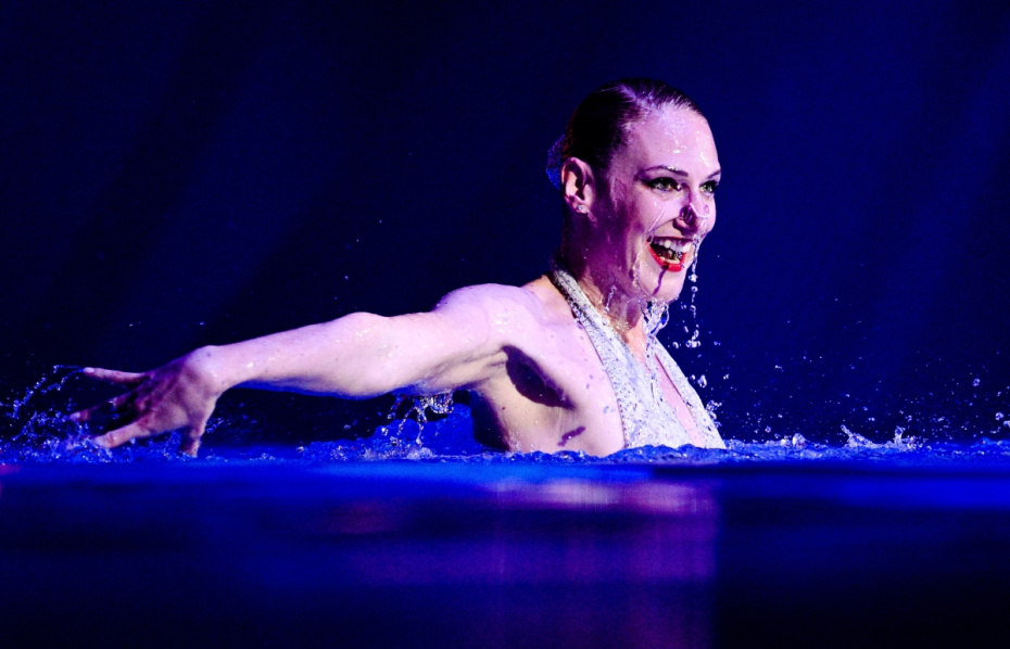 Светлана Ромашина выступает на фестивале синхронного плавания в Москве