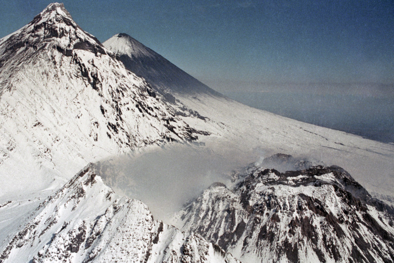 Кратер вулкана Безымянный (на переднем плане) и вулкан Ключевская сопка