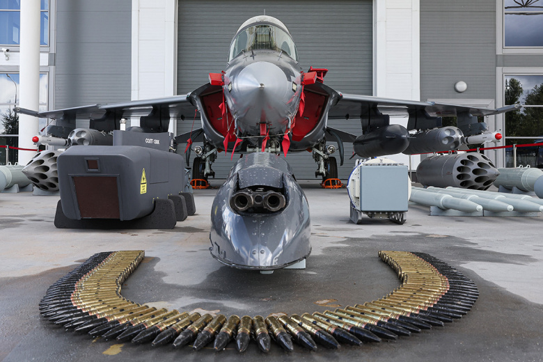 Учебно-боевой самолет Як-130М на территории конгрессно-выставочного центра «Патриот»