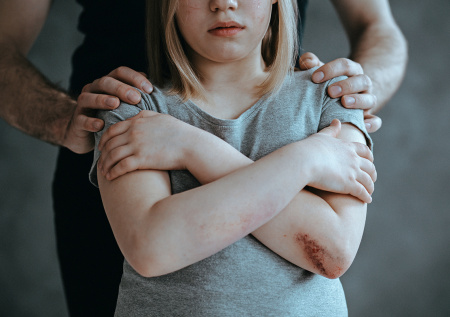 Избивали и насиловали: что пережила 10-летняя девочка от матери и отчима