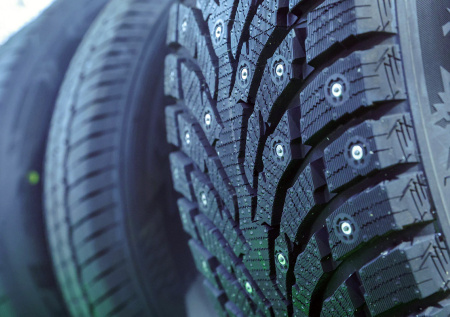 Автоэксперт объяснил, чем опасны шины с «потерянными» шипами