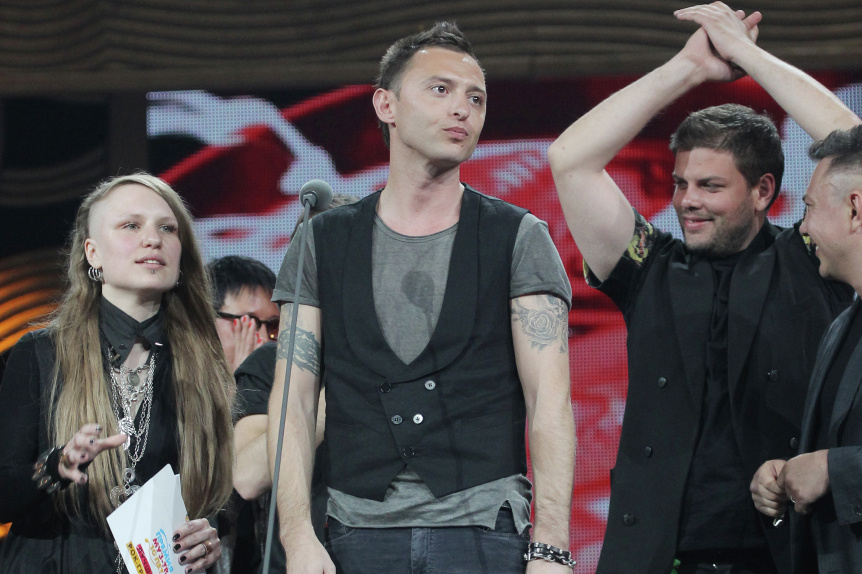 Валерия Гай Германика и солист группы «Звери» Рома Зверь (в центре), получивший награду «МУЗ-ТВ 2012» в номинации «Лучшая рок-группа», в спорткомплексе «Олимпийский»