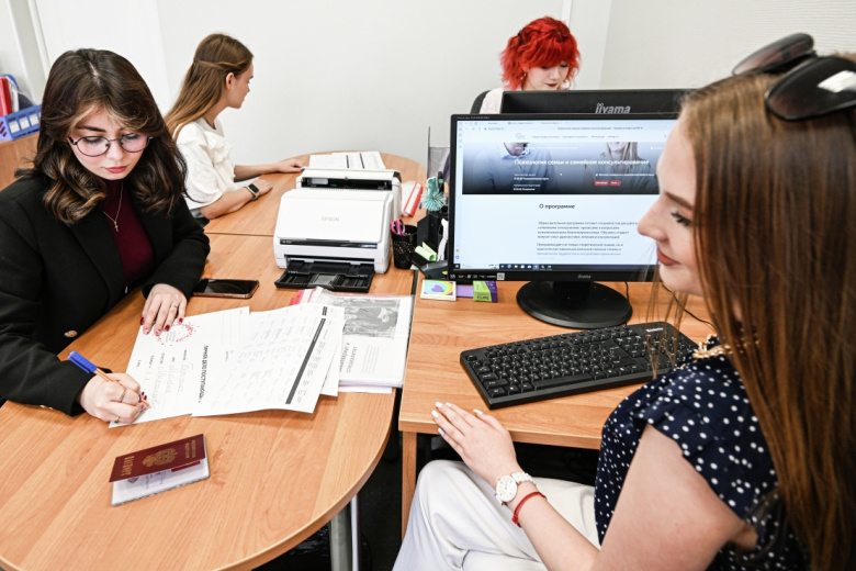 Абитуриентка в приемной комиссии университета