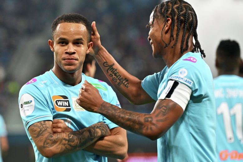 Педро («Зенит») и Вильмар Барриос («Зенит») радуются забитому мячу в матче 14-го тура Российской премьер-лиги (РПЛ) в Санкт-Петербурге