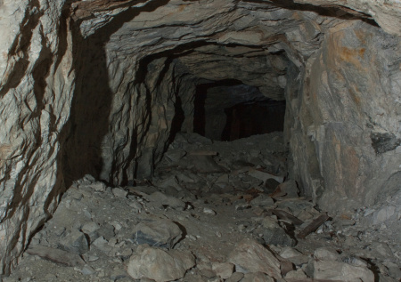 Застрявший в узкой пещере турист увидел ангелов с демонами и умер