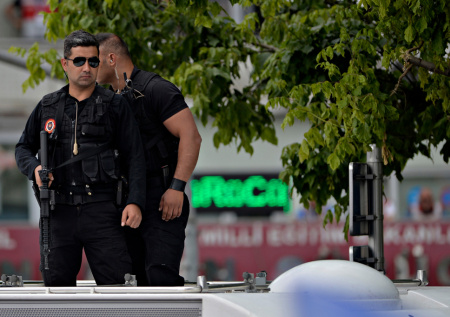 Вооруженный мужчина ворвался в здание канала в Турции