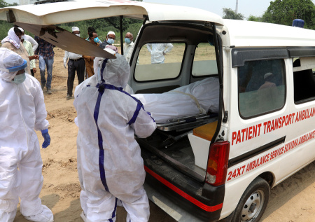 Появились кадры с места взрыва машины, где погибло восемь человек