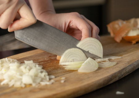 Больше никаких слез: новый взгляд на нарезку лука — хозяйкам на заметку