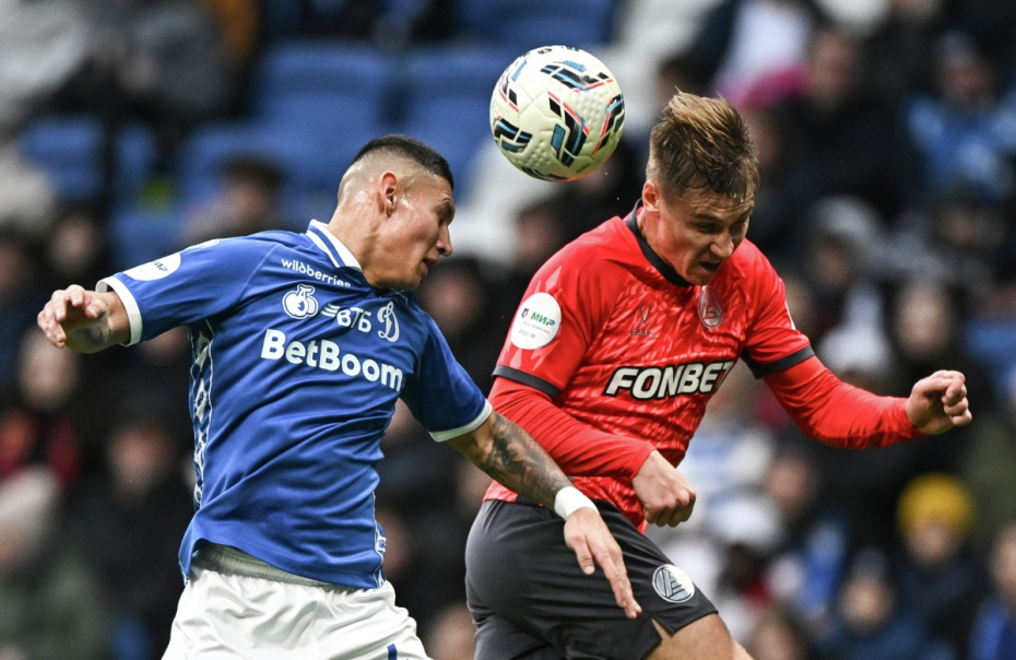 Хуан Хосе Касерес («Динамо») и Максим Кузьмин («Акрон») в матче 15-го тура РПЛ в Москве