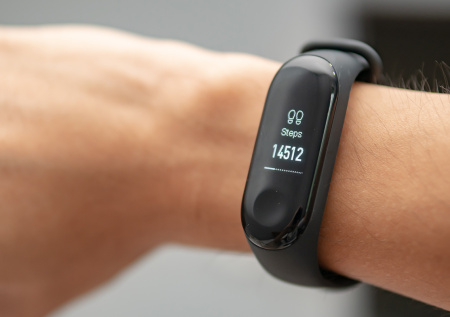 Хитрый китаец лишился работы из-за «шагомера»