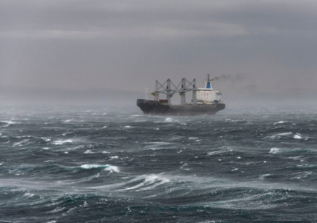 Шторм в Охотском море вызвал подтопление прибрежного села на Камчатке