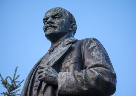 В Приморье на памятник Ленину нанесли краской надпись