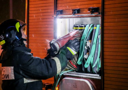 В Петербурге ночью загорелся ангар