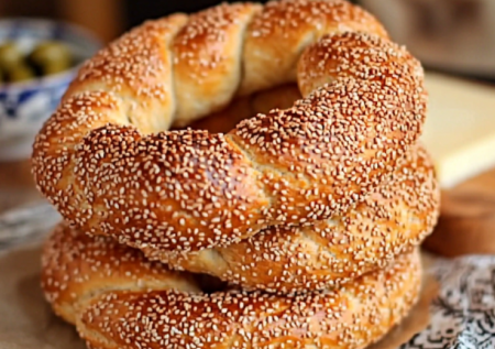 К завтраку и на перекус! Хрустящие турецкие симиты — простой рецепт: всего 5 ингредиентов, а какая вкуснота