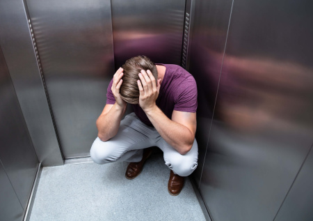 Россиянам рассказали, какую компенсацию могут получить застрявшие в лифте