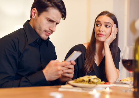 Россияне назвали главный «красный флаг» на первом свидании