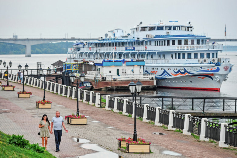 Теплоход «Н. А. Некрасов» у пристани в Костроме