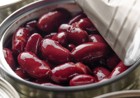 Житель Краснодарского края обнаружил иглу в консервированной фасоли