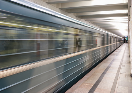 Пенсионерка толкнула школьницу на пути в метро Москвы