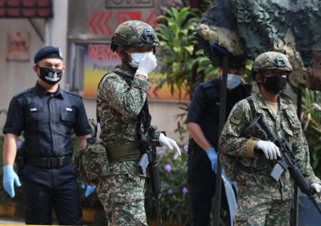 Блогер начал приставать к россиянке без лифчика за границей