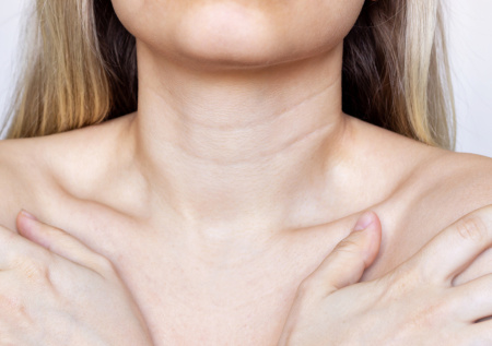 Названа проблема, на которую указывает шелушение зоны декольте и кожи шеи