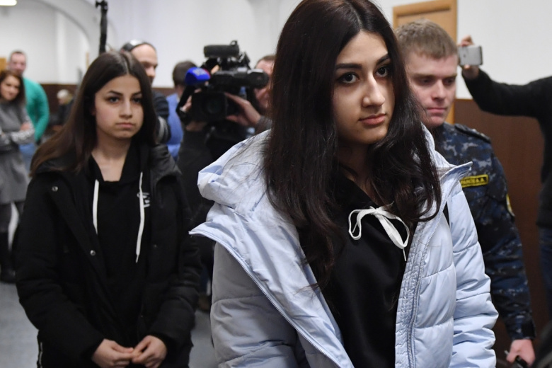 Крестина Хачатурян (справа) и Ангелина Хачатурян, обвиняемые в убийстве своего отца Михаила Хачатуряна