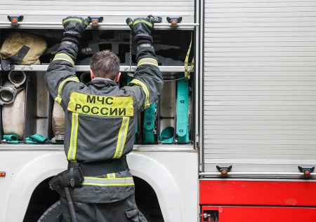 Экстренная эвакуация школьников из-за полыхающего автобуса попала на видео