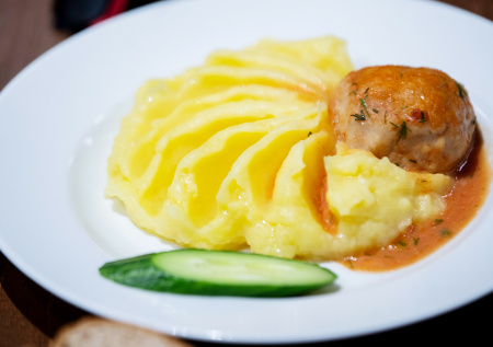 К любому мясу и салату: рецепт идеального картофельного пюре