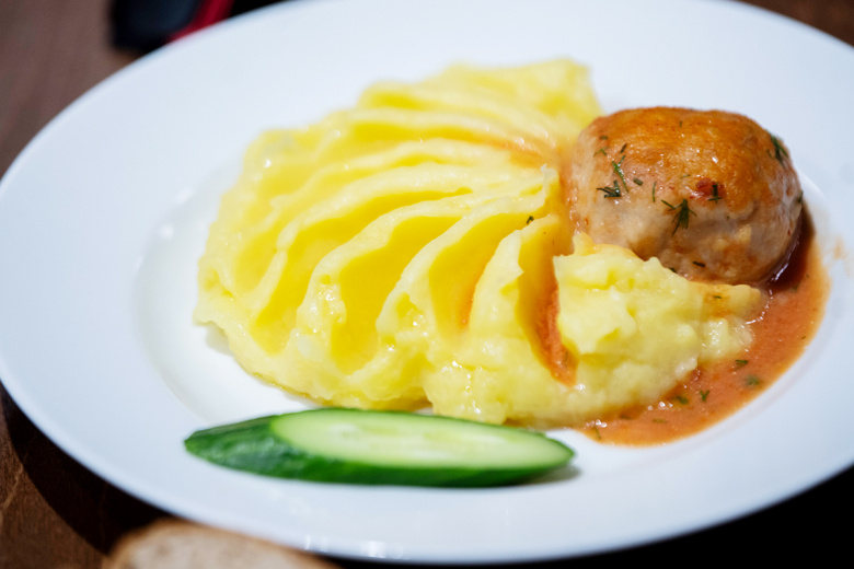 К любому мясу и салату: рецепт идеального картофельного пюре