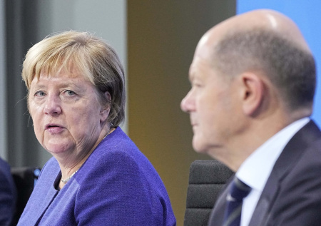 Шольц и Меркель попали в «список смерти» скандального известного террориста