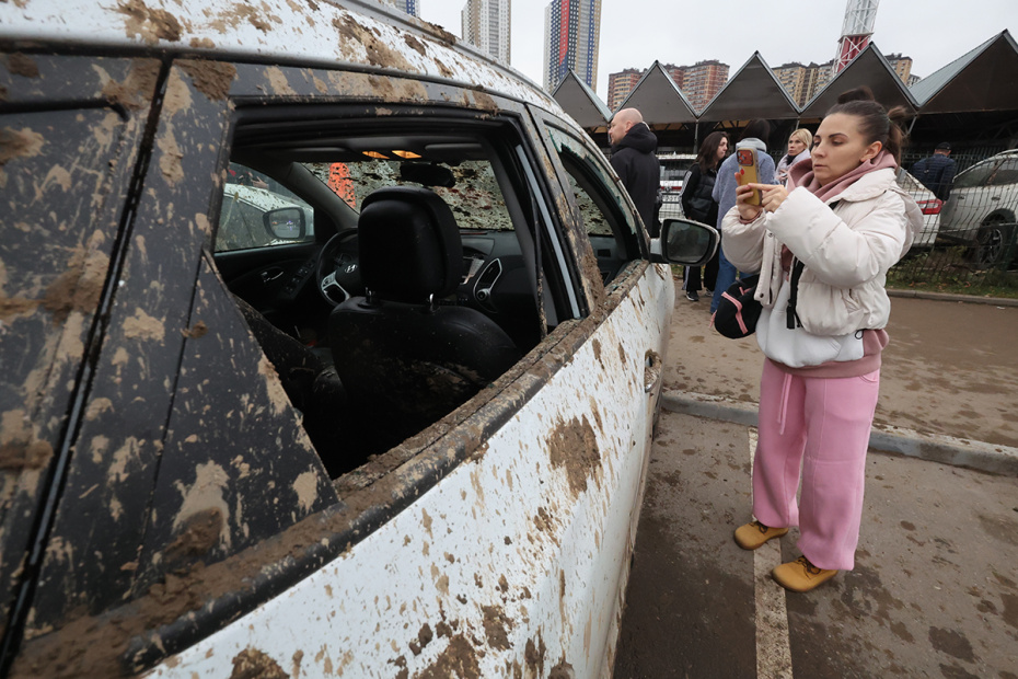 Обрушение конструкции демонтируемого горнолыжного комплекса «Снежком» на проезжую часть в Красногорске