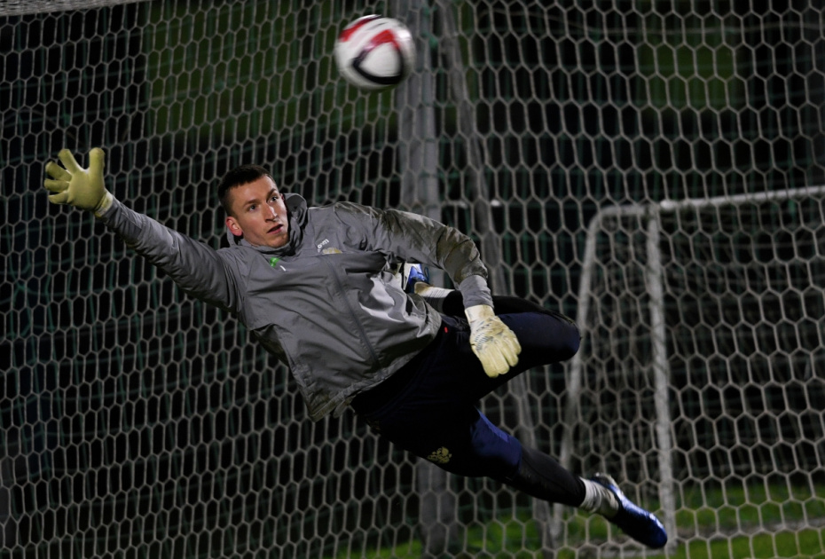 Вратарь Максим Бориско на тренировке национальной сборной России по футболу в рамках учебно-тренировочного сбора команды в Новогорске. 12 ноября в Санкт-Петербурге сборная России сыграет в товарищеском матче против национальной сборной Перу