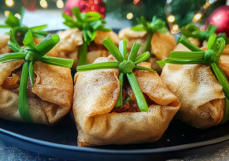 Новогодняя закуска «Мешочек Деда Мороза»: хит праздничного стола из простых продуктов — бомбическая начинка с копченой курицей и рисом