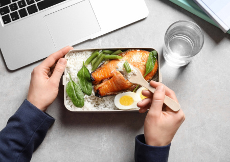 Россиянам назвали максимальное время, которое может длиться обед на работе