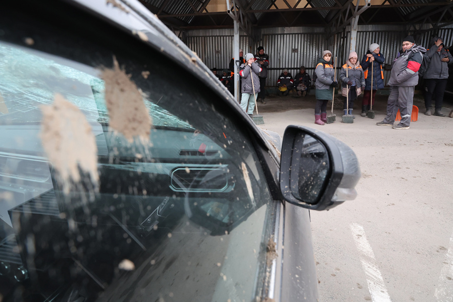 Обрушение конструкции демонтируемого горнолыжного комплекса «Снежком» на проезжую часть в Красногорске