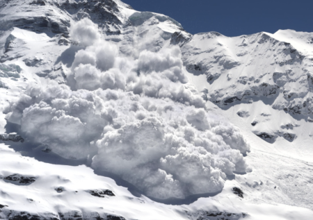 Погодный коллапс на Камчатке: людей просят не покидать дома, что известно