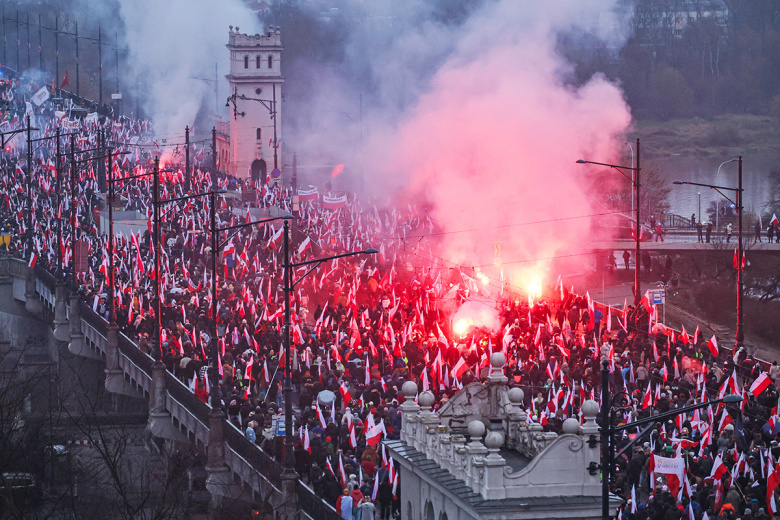 юди на марше независимости в День независимости Польши