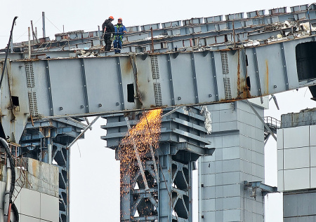 Появились кадры с поврежденными авто из-за падения части колонны «Снежкома»