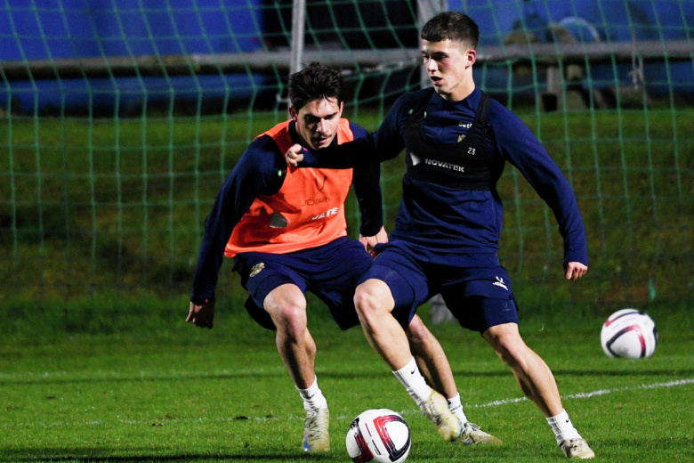 Данил Пруцев (слева) и Кирилл Глебов на тренировке национальной сборной России по футболу в рамках учебно-тренировочного сбора команды в Новогорске. 12 ноября в Санкт-Петербурге сборная России сыграет в товарищеском матче против национальной сборной Перу