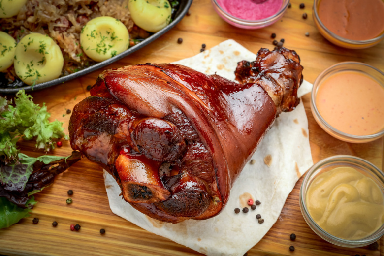 Свиная рулька в фольге: секрет хрустящей корочки за 2 часа