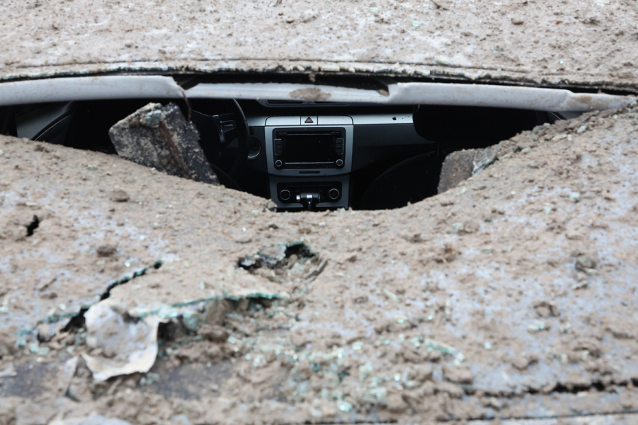 Обрушение конструкции демонтируемого горнолыжного комплекса «Снежком» на проезжую часть в Красногорске