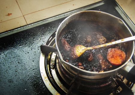 Освежаем кухонную утварь: как привести в порядок сильно пригоревшую кастрюлю