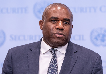 Таксист обратился к Карлу III насчет неоплаченной поездки экс-главы МИД